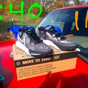 Nike Kyrie 8 Orca's size 11